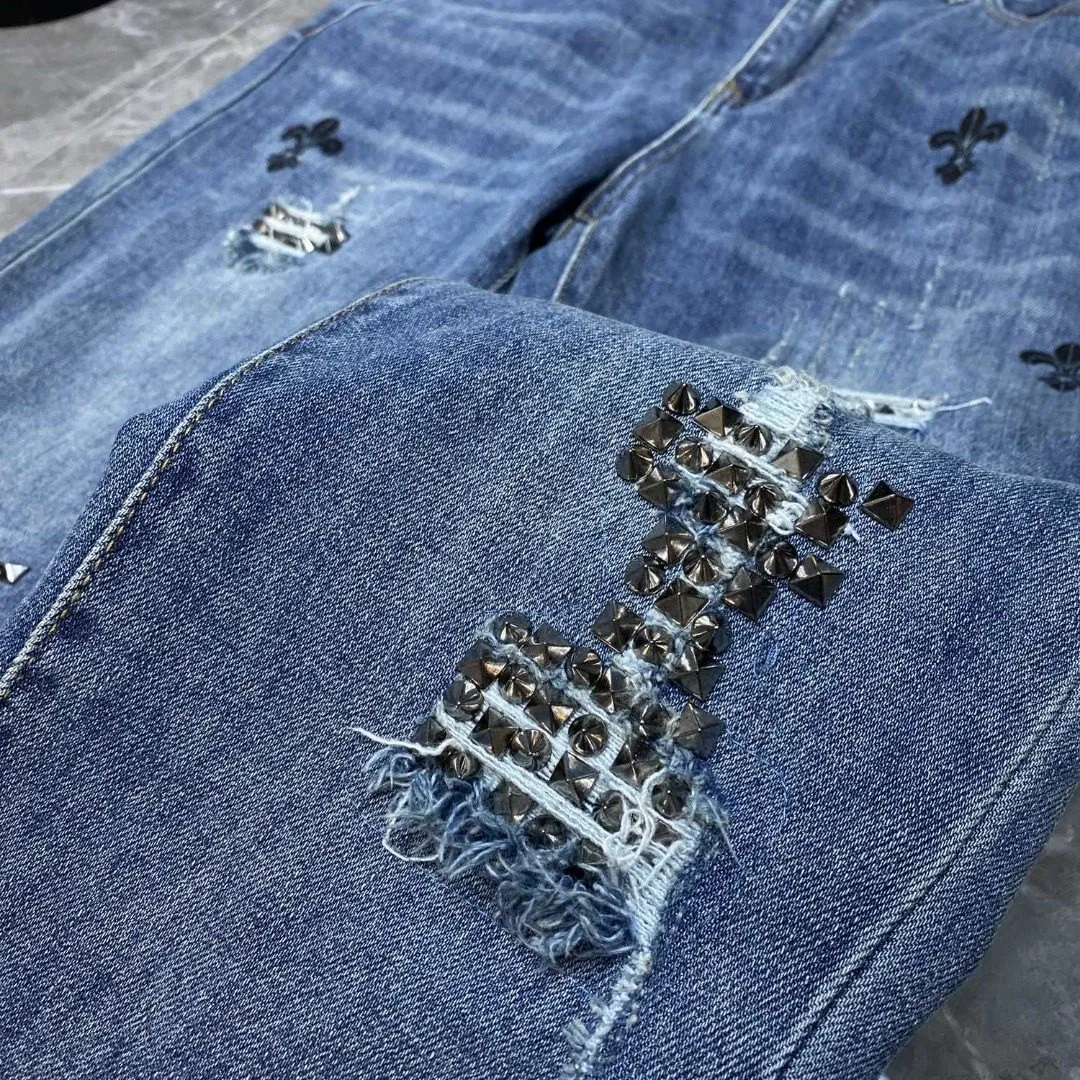 P276 Chrome Hearts🌸Jeans are here🌸 Willow cross ripped jeans. Exclusive custom weaving and dyeing. 100% pure cotton high weight denim fabric. High quality washing! After the pants are finished, do heavy enzyme stone washing and rinsing!  ✨Heavy leather embroidery➕Hand-made ruffles➕Denim whiskers✨Original hardware mold opening! Carrying various craft elements, this season’s most heavily crafted denim trousers!  Suitable for all kinds of outfits and can be worn in all seasons. Recommended color: dyed denim blue. Code numbers: S, M, L, XL